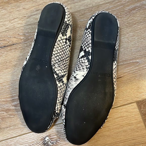 Calvin Klein SnakeSkin flats- adorable - size 6.5 - Picture 3 of 7